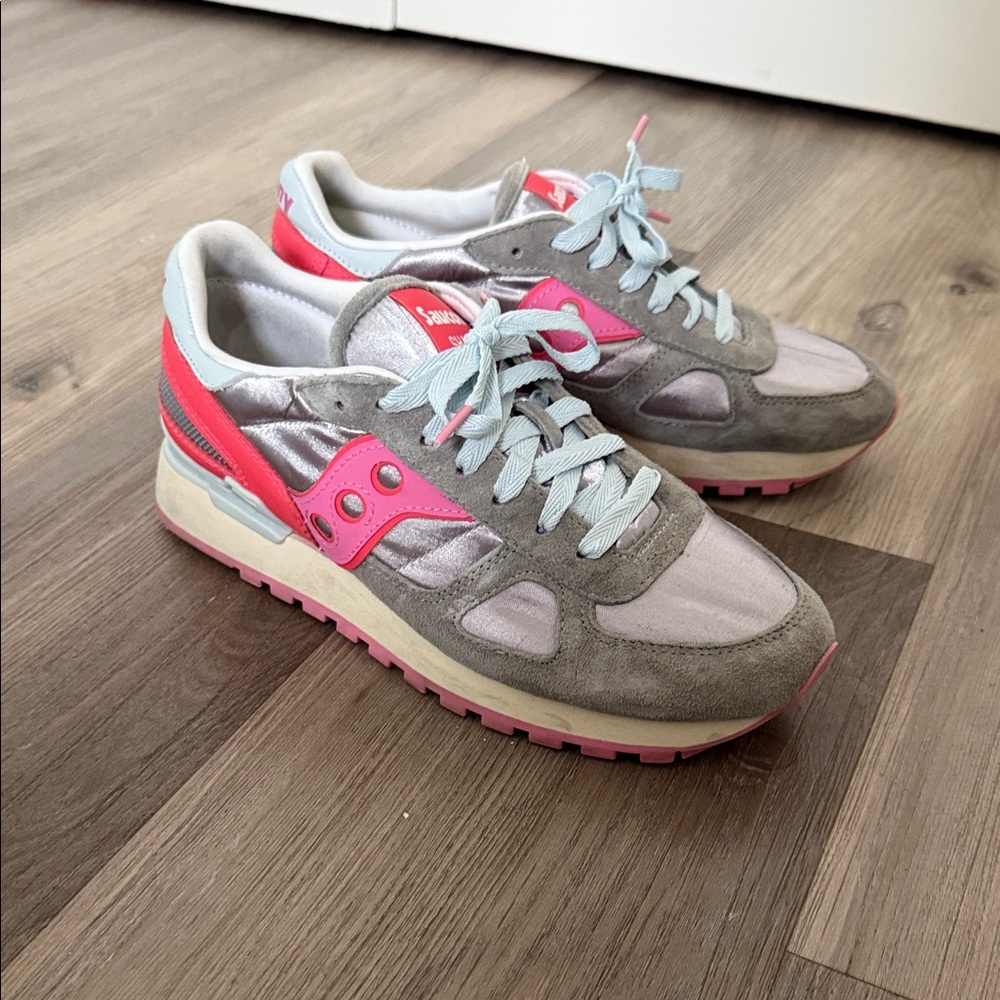 Saucony Sneakers in Pink and Gray 8.5